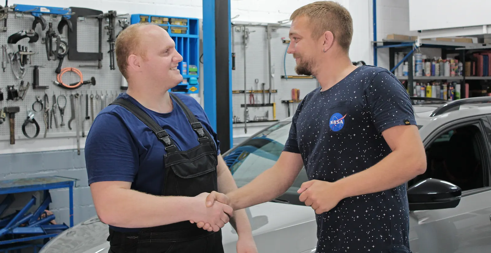 Fetah Morina begrüsst einen Kunden in der Werkstatt